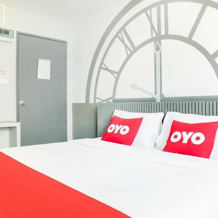 Oyo 501 At Night Hostel Phuket Exterior foto