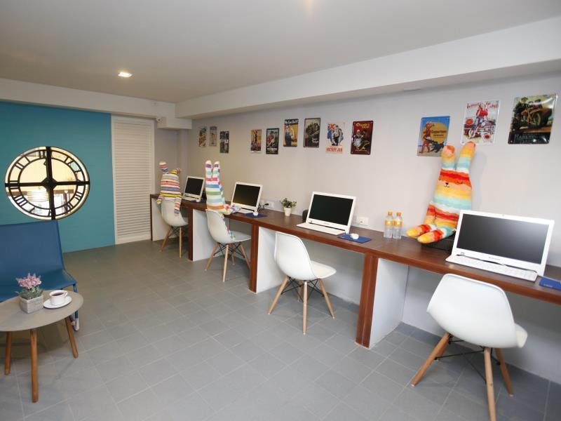 Oyo 501 At Night Hostel Phuket Exterior foto