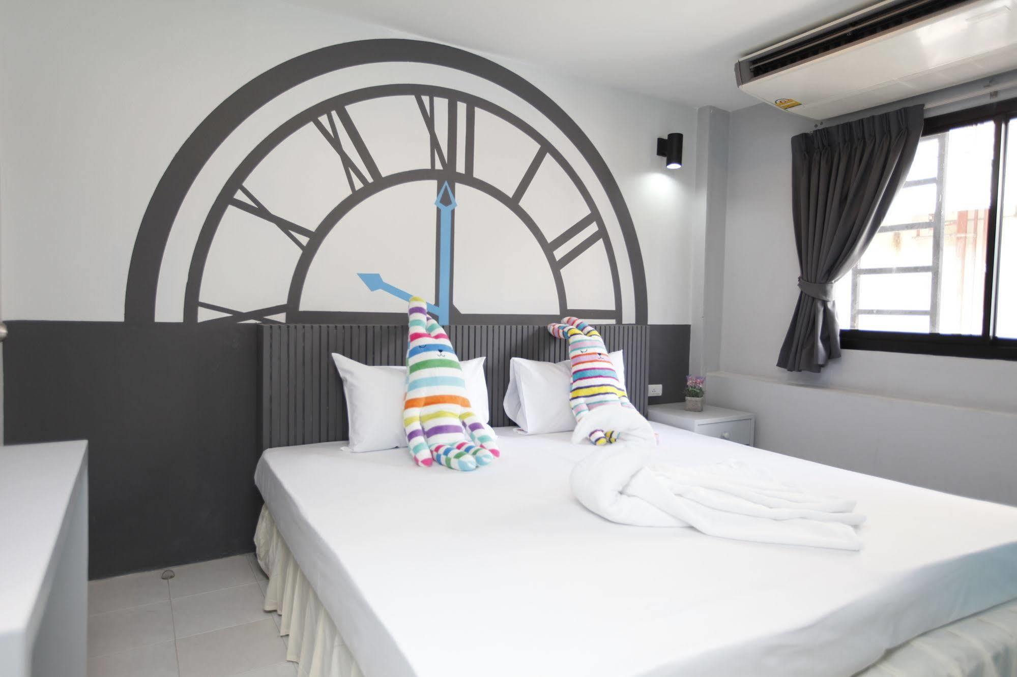 Oyo 501 At Night Hostel Phuket Exterior foto