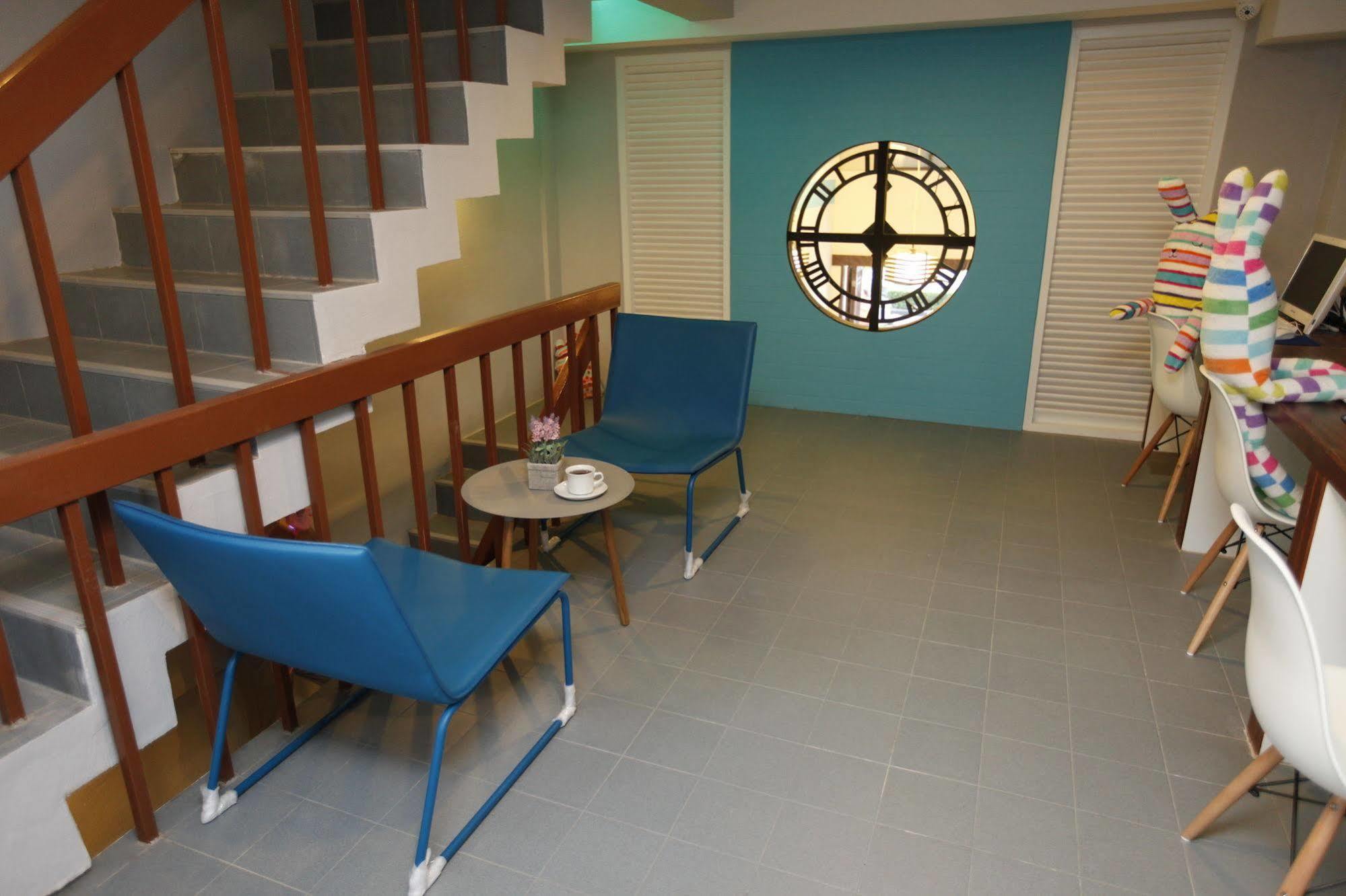 Oyo 501 At Night Hostel Phuket Exterior foto